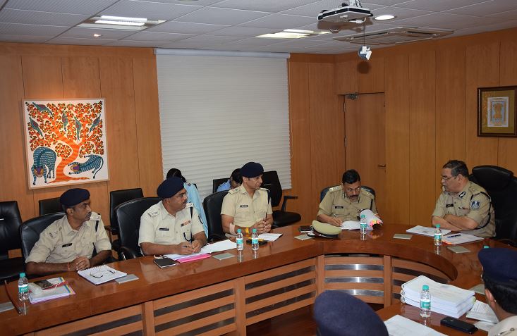 भोपाल पुलिस मुख्यालय में जबलपुर, छिंदवाड़ा, राजगढ़, मंदसौर एवं रेल्वे जबलपुर के महिला अपराधों की समीक्षा में डीजीपी श्री ऋषि कुमार शुक्ला  ने कहा कि सभी एसपी जिले में प्रा‍थमिकता के आधार पर महिलाओं एवं बच्चियों के विरुद्ध अपराधों को कम करने के लिए हर संभव प्रयास करें।