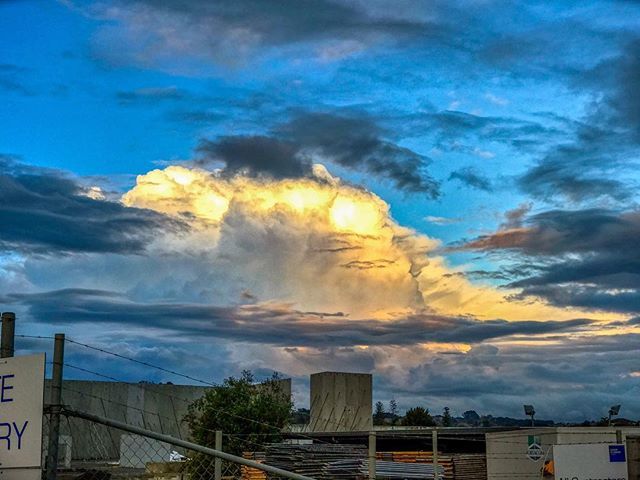 entertainedme's tweet photo. #sunset #clouds #vanillasky https://t.co/1I4lWz9Pqd https://t.co/P1rG1EMQel