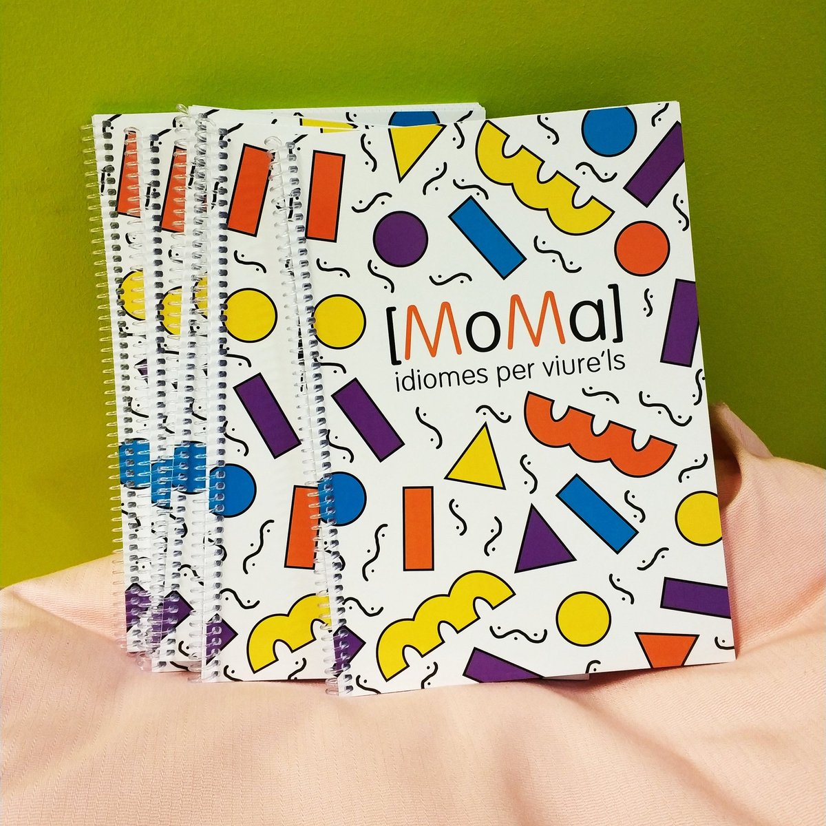 momanewschool's tweet photo. A #MoMaNewSchool no cal comprar llibres. Els professors creen el material necessari per desenvolupar els projectes que es trien a classe. Utilitzem el drive i llibretes per poder treballar a classe i a casa. #WeareMoMa!! 📝 #aprenentatgeperprojectes #Manresa #metodeMoMa https://t.co/0qlPmQechX