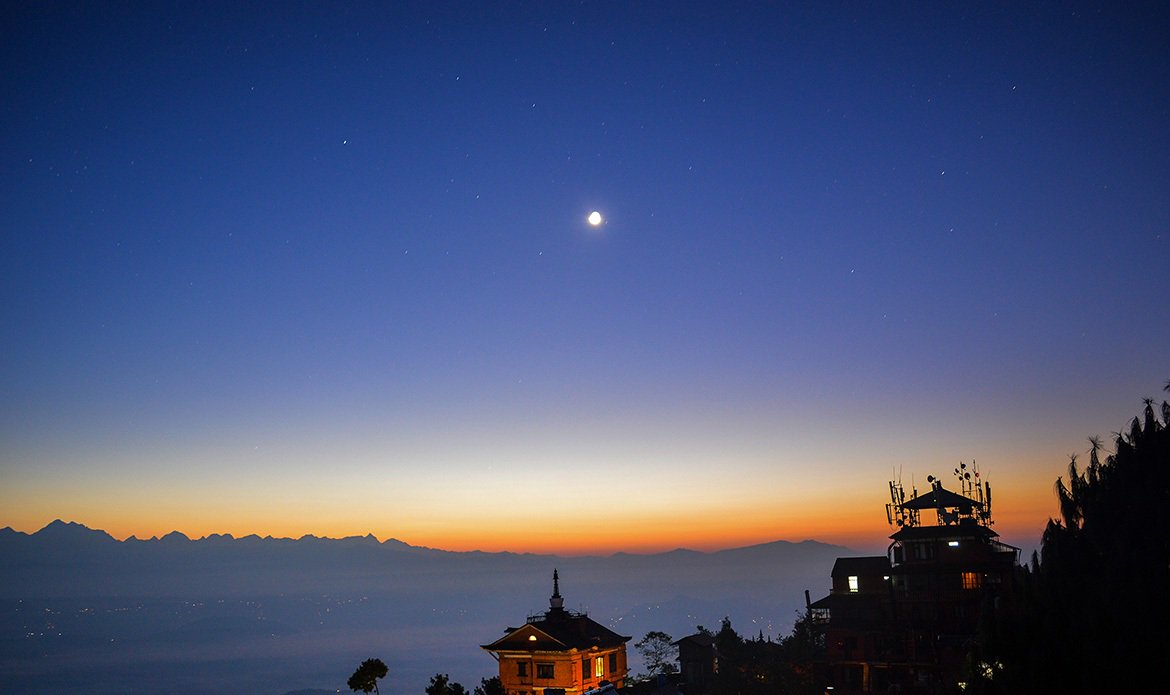 namasteworldtur's tweet photo. #Nagarkot [A Place Like No Other]
A happening village that resides at the edge of #KathmanduValley; best known for sharing a magical backdrop of #Himalayas including #MountEverest
- Wake up to a #heaven like a view then-https://t.co/K7U8OOUMZc 
#TopindianTours #India #Nepal https://t.co/LqKIYAMo7l