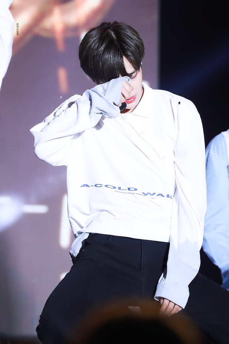 ACEGAME_DH's tweet photo. 180723  그냥 땀을 닦는것뿐인데...ಥ_ಥ💓💓💓 #이대휘 #대휘 #LEEDAEHWI https://t.co/xouiAys45n