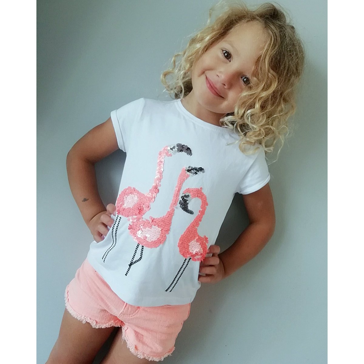Petit #flamandrose. Coup de cœur pour ce jolie ensemble <a href="/tapealoeil/">Tape à l'oeil</a> . Des couleurs sympa pour l été #mode #lookdujour #mannequin #enfant #videdressing