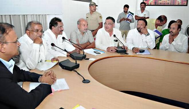 KJGeorgeOffice's tweet image. Minister Shri. K.J George says govt. focus is on drawing investments to cities other than Bengaluru, including Mysuru. 

#KJGeorge #SRMahesh #GTDeveGowda #TanveerSait #YatindraSiddaramaiah thehindu.com/todays-paper/t…