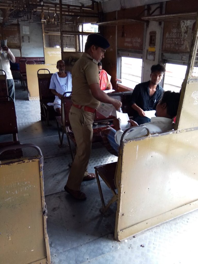 rpfsrmas's tweet photo. @RailMinIndia @GMSRailway @DrmChennai @DKRPFINDIA @rpfsrly This morning @rpfsrmas conducted awareness campaign all over Chennai division regarding #footboardtravel #safetyinrailways https://t.co/jTkIH5LpX0