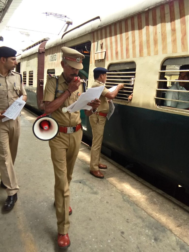 rpfsrmas's tweet photo. @RailMinIndia @GMSRailway @DrmChennai @DKRPFINDIA @rpfsrly This morning @rpfsrmas conducted awareness campaign all over Chennai division regarding #footboardtravel #safetyinrailways https://t.co/jTkIH5LpX0
