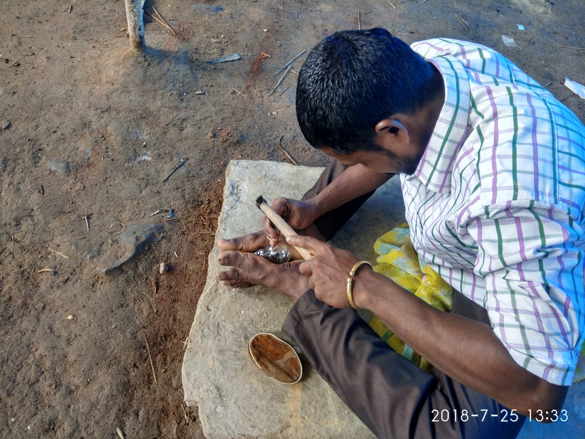 journorajeshk's tweet photo. With a Nail nd a small hammer dis artist from #rajnandgaon encrypts anything on incandescent light bulb
you want/ #gopalpatel proudly says till today not a single bulb has got spoiled/says he needs encouragement and direction to make this art known to world @drramansingh https://t.co/UyC3d9p0Oa