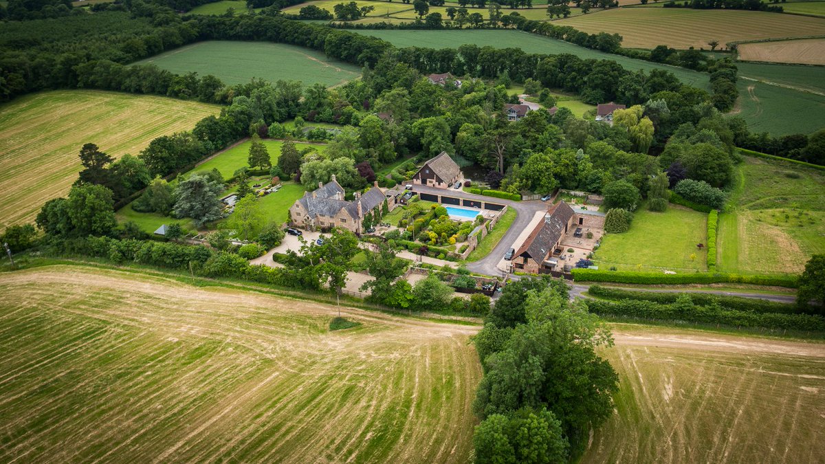Stay with us and be surrounded by plenty of greenery, as far as the eye can see! 🌳🌲🍃 #Somerset