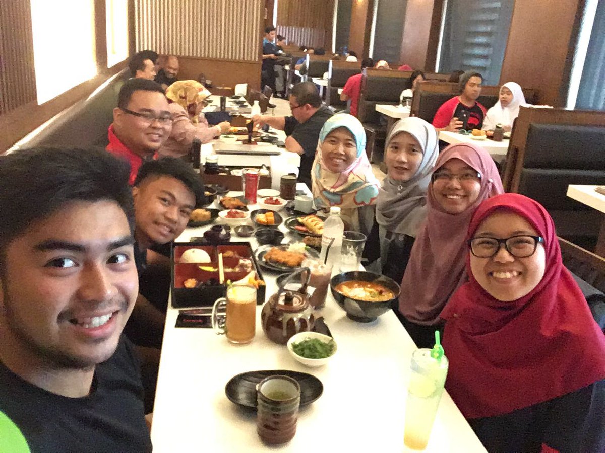 utbsem's tweet photo. Onto the next one for #throwbackUTBEDT18 with our happy faces for food 😋
.
We always find time to do our works, but we also find time to rest and get our minds away from those workloads 😎 https://t.co/umSWS3RjEM