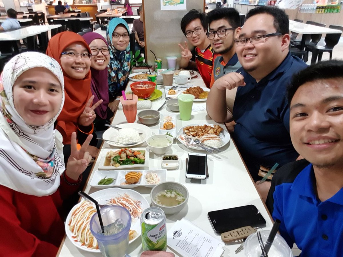 utbsem's tweet photo. Onto the next one for #throwbackUTBEDT18 with our happy faces for food 😋
.
We always find time to do our works, but we also find time to rest and get our minds away from those workloads 😎 https://t.co/umSWS3RjEM