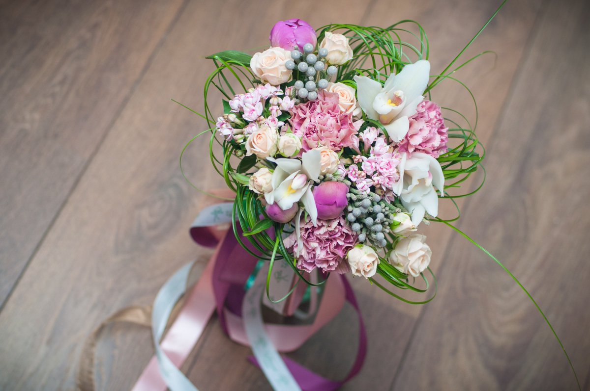 FlowersStyle's tweet image. Когда букет из множества компонентов, его хочется рассматривать и рассматривать...
#флористика #цветочнаякомпозиция #букет #цветочныйстиль #харьков #цветы #декор #followme #шедевр #необычныйбукет #стильныйбукет #аксессуарыизцветов
