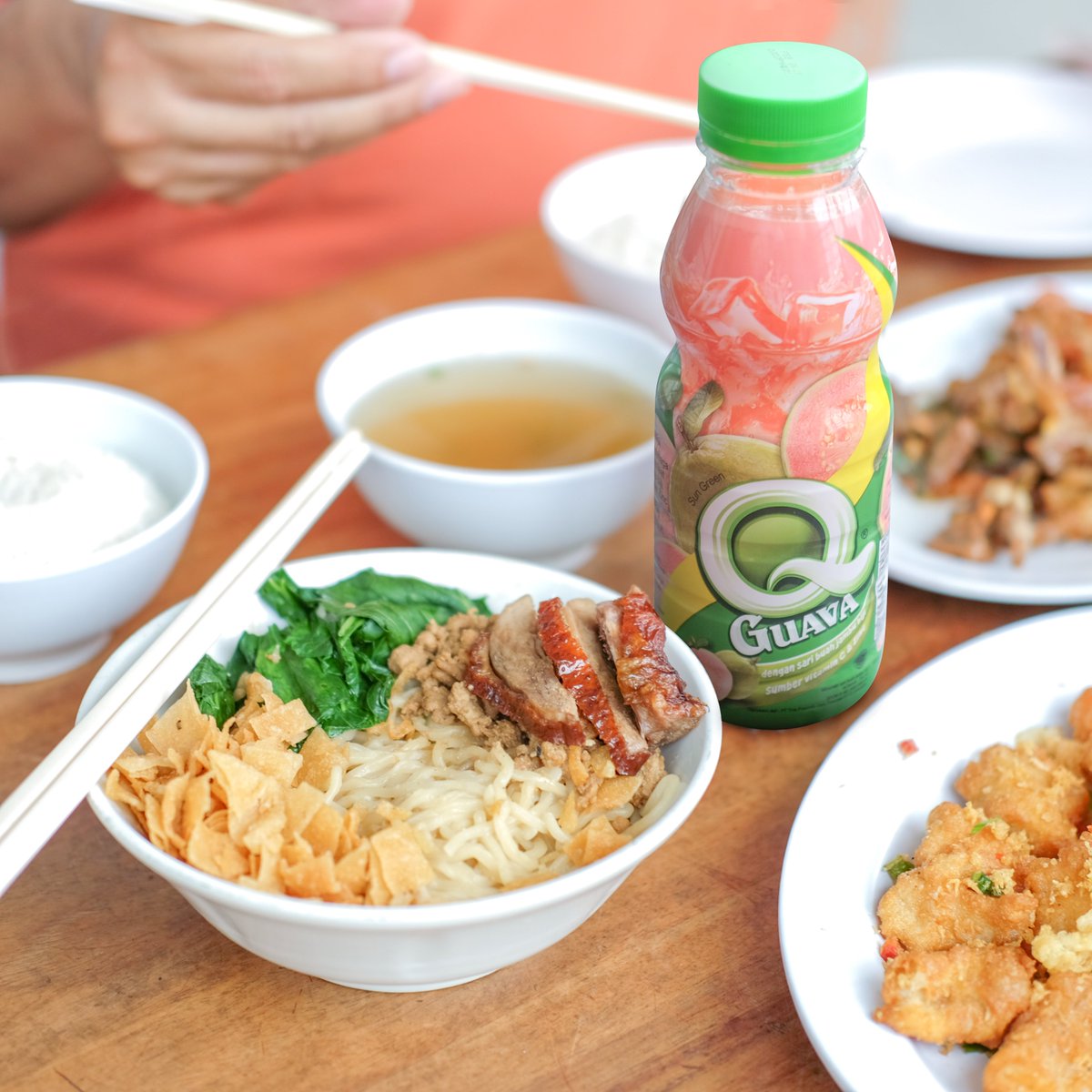 QJuiceID's tweet photo. Nikmati sebotol QGuava di tengah makan siang mu, Q Bee! Dijamin manfaat buah jambu merahnya bisa ningkatin nafsu makan dan rasakan manfaat vitamin C-nya yang bisa balikin mood kamu! Makan siang apa kamu hari ini Q Bee?  #QGuava #QJuice #RealJuice #RealGuava #TripleWonders https://t.co/k9jS9vMQnZ