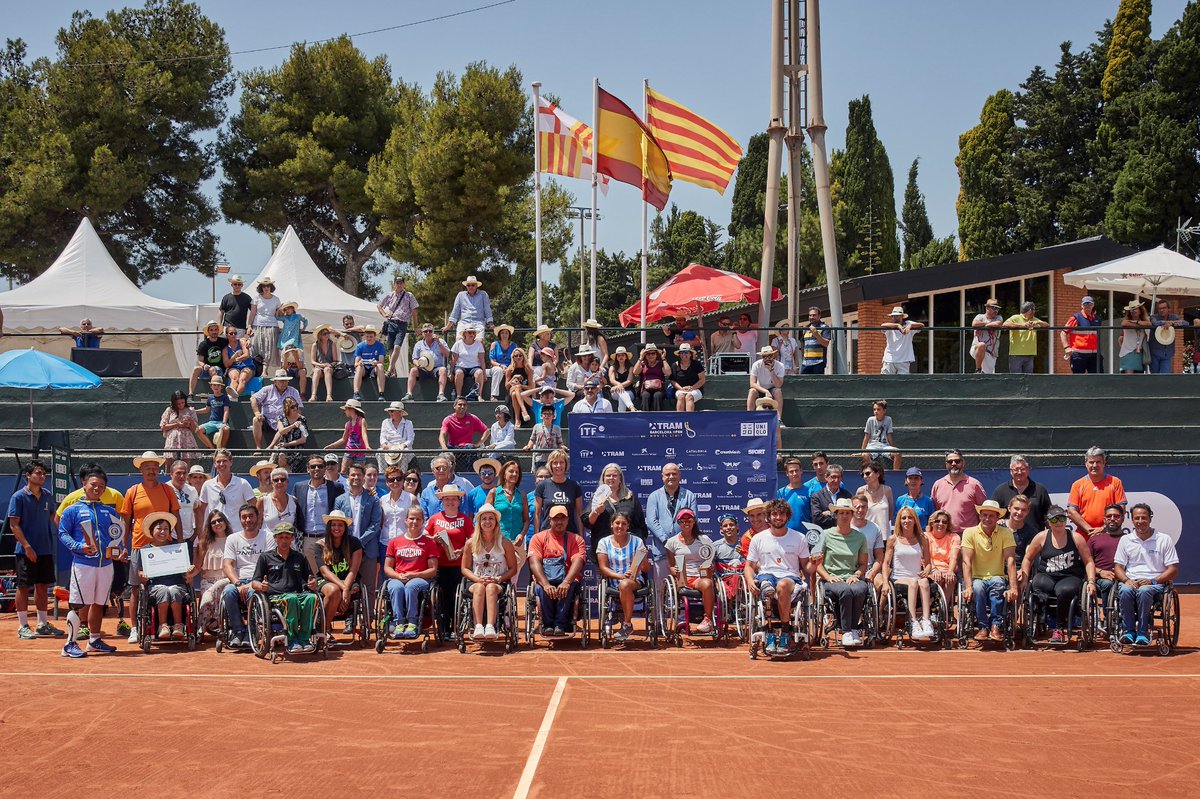 TRAMBcnOpen's tweet photo. 🎾 La foto de família. Gràcies a tots per fer-ho possible aquest TRAM Barcelona Open.
🎾 La foto de familia. Gracias a todos por hacer posible este #TRAMbcnOpen.
🎾 The family picture. Thanks to all for making possible this @TRAMbcnOpen. https://t.co/POGsmyYQIq