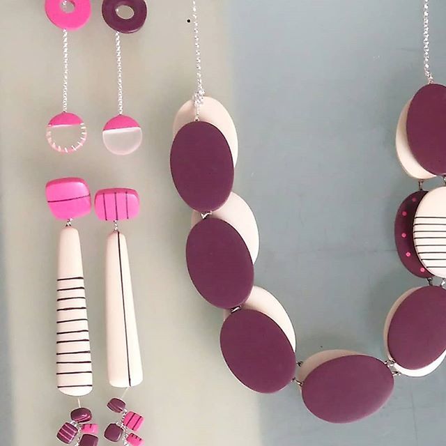 A wee snippet of some of the pieces currently being tagged and bagged for @dazzleexhibitions opens next Thursday @dovecotstudios ...X
#contemporaryjewellery #jewelleryjunkie  #jewelleryaddict #resinjewellery #allthepinks  #designermaker #statementearring… ift.tt/2JUuqP0