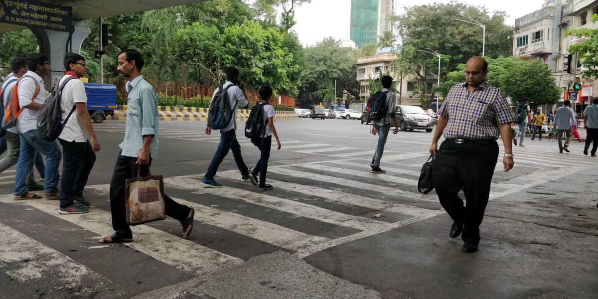 LocalPressCo's tweet photo. #BandhUpdate | Mumbai returns to normalcy after #MarathaKrantiMorcha calls off #MumbaiBandh https://t.co/6XdMZPb2ZG