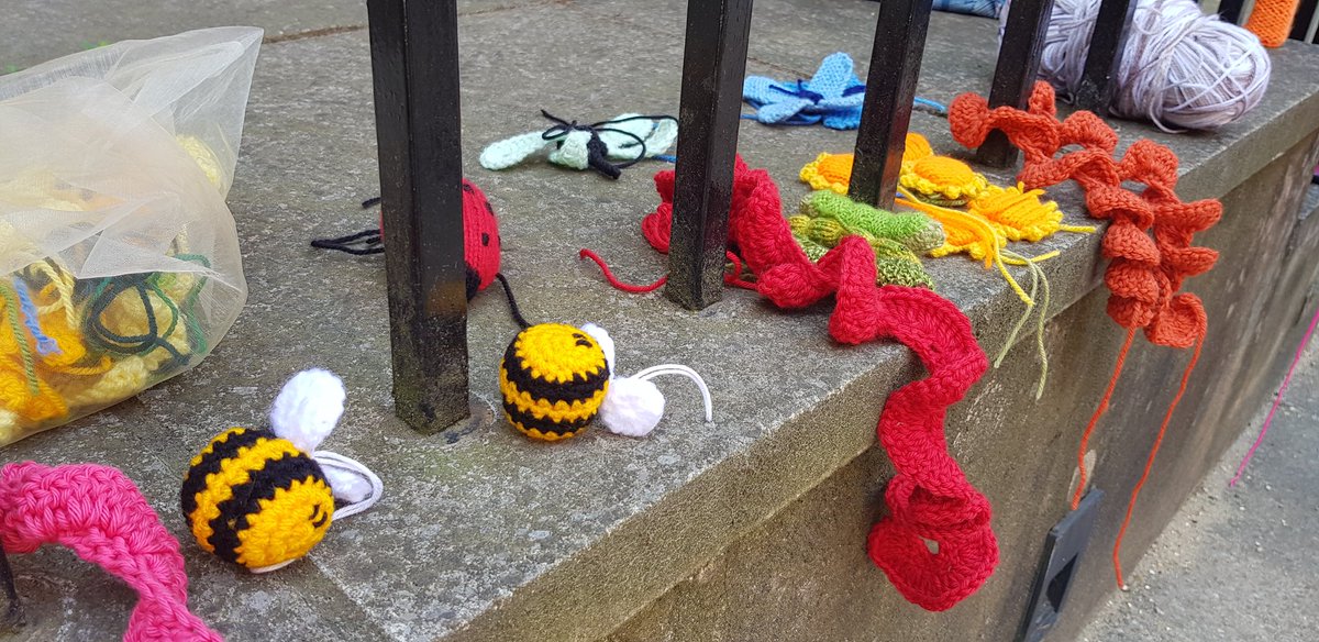 TheMERL's tweet image. We're being yarnbombed!

(There's even a crochet hook in their for #MusToolsday)
