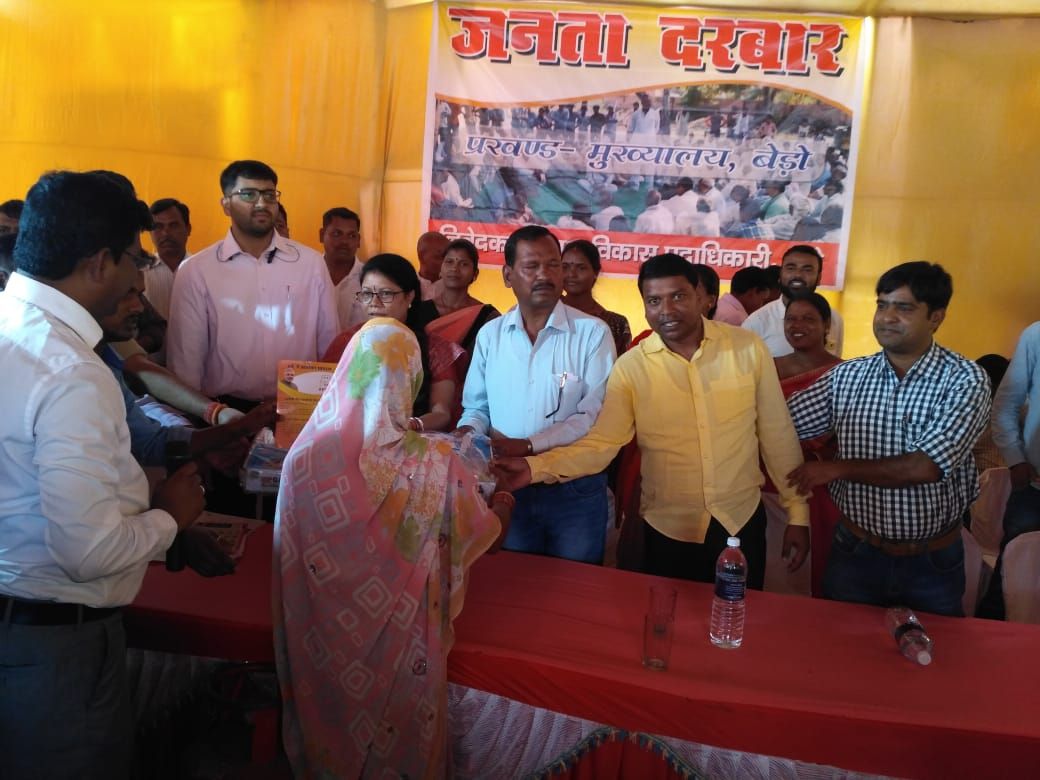 ujjwalaranchi's tweet photo. बेड़ो प्रखण्ड में जनता दरबार कार्यक्रम के अवसर पर लाभुकों के बीच विधायक श्रीमती गंगोत्री कुजूर, उपायुक्त श्री राय महिमापत रे, एसएसपी श्री अनिश गुप्ता,अपरसमाहर्ता राँची के द्वारा गैस कनेक्शन एवं चूल्हा प्रदान किया गया I
@cmojhr @DC_Ranchi @DDC_Ranchi @npgjas @PMUjjwalaYojana https://t.co/xZi4dk7rFS