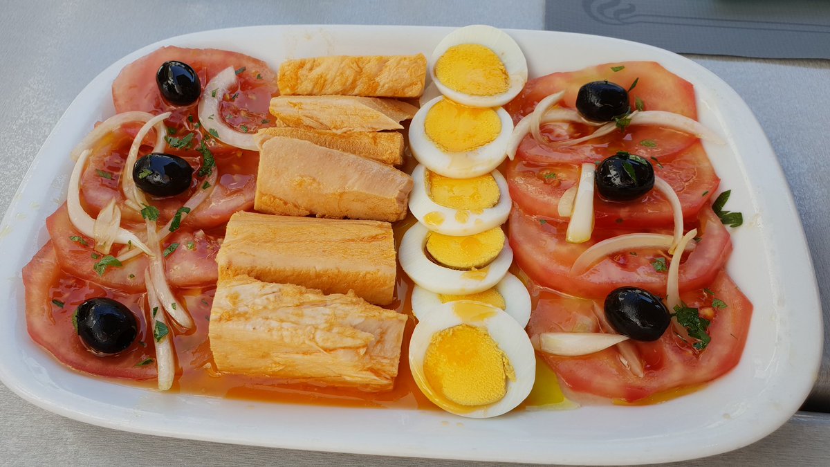 fartucate's tweet image. Bonito en escabeche con ensalada de tomate, empanadillas de Zorza y tortilla de bacalao en #Nordestada #TapiaDeCasariego #Asturias #TapiaEnamora 
Relación cantidad/calidad/precio insuperable.
Recordamos última crónica sobre este local aquí 👇
fartucate.net/nordestada-tap…