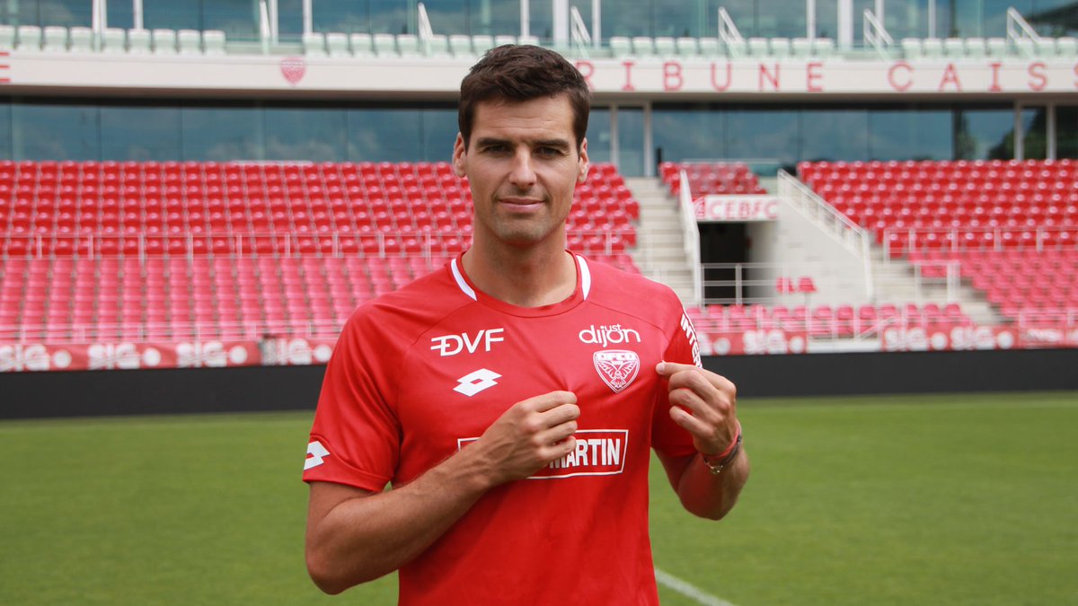 SuperCazarre's tweet photo. La carrière de Gourcuff si tu la mets à l'envers elle aurait eu de la gueule n'empêche ! https://t.co/ITPAa3XvEQ