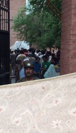 Waqtnewstv's tweet photo. این اے 134 میں پولنگ روک دی گئی لوگوں کا احتجاج
#GeneralElections2018 #VoteCasting #pollingstations @pid_gov #ECP  #NA134 #PollingStopped https://t.co/k1h1APQxPU