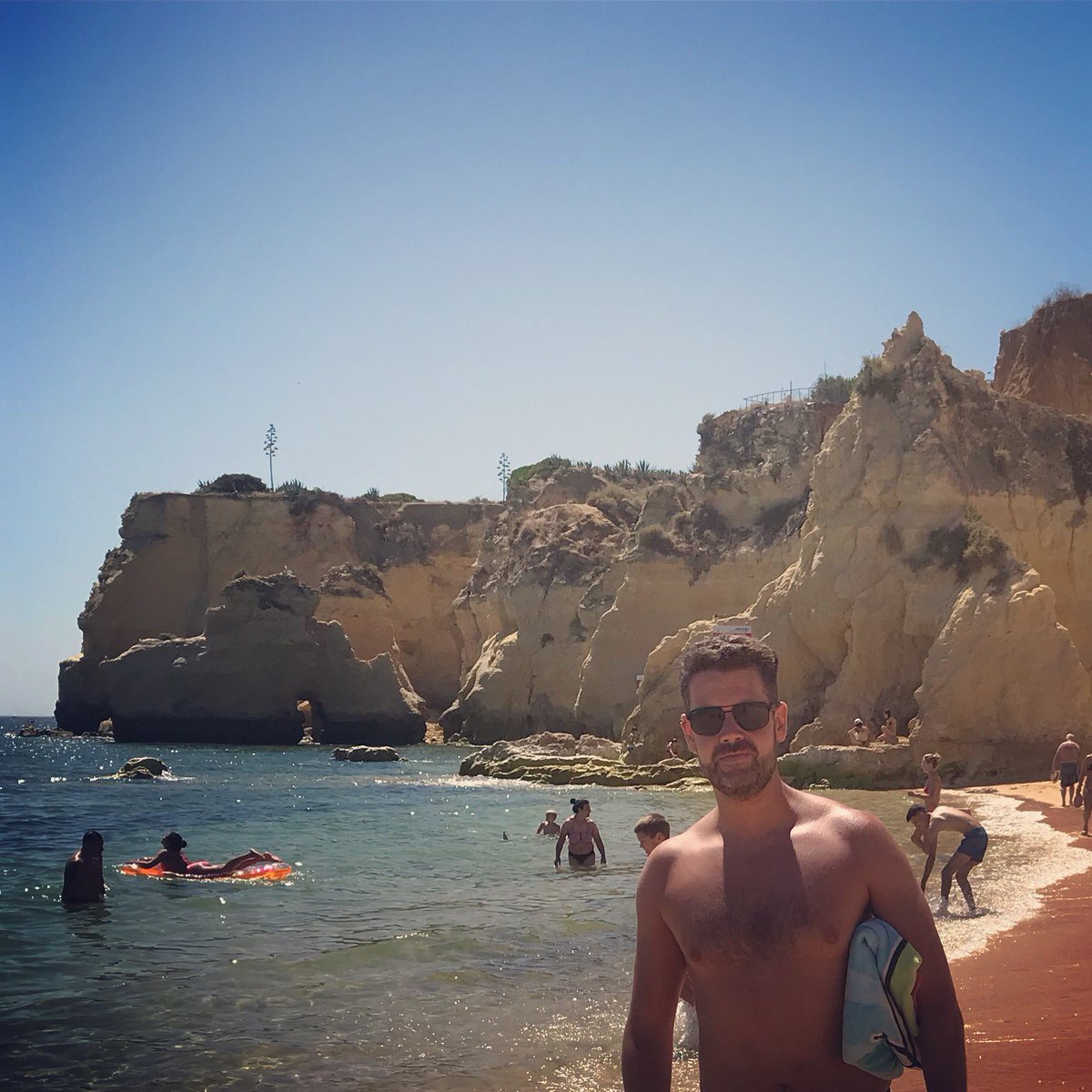 Goodbye Portugal, we’ll meet again 🇵🇹👌

#armacaodeperabeach #Algarve #benagilcave #portugal🇵🇹 #beachlife🌴 #vacationtime #singer #blueskies #Cliffs #SeaCliffs #Beach #BeachPictures