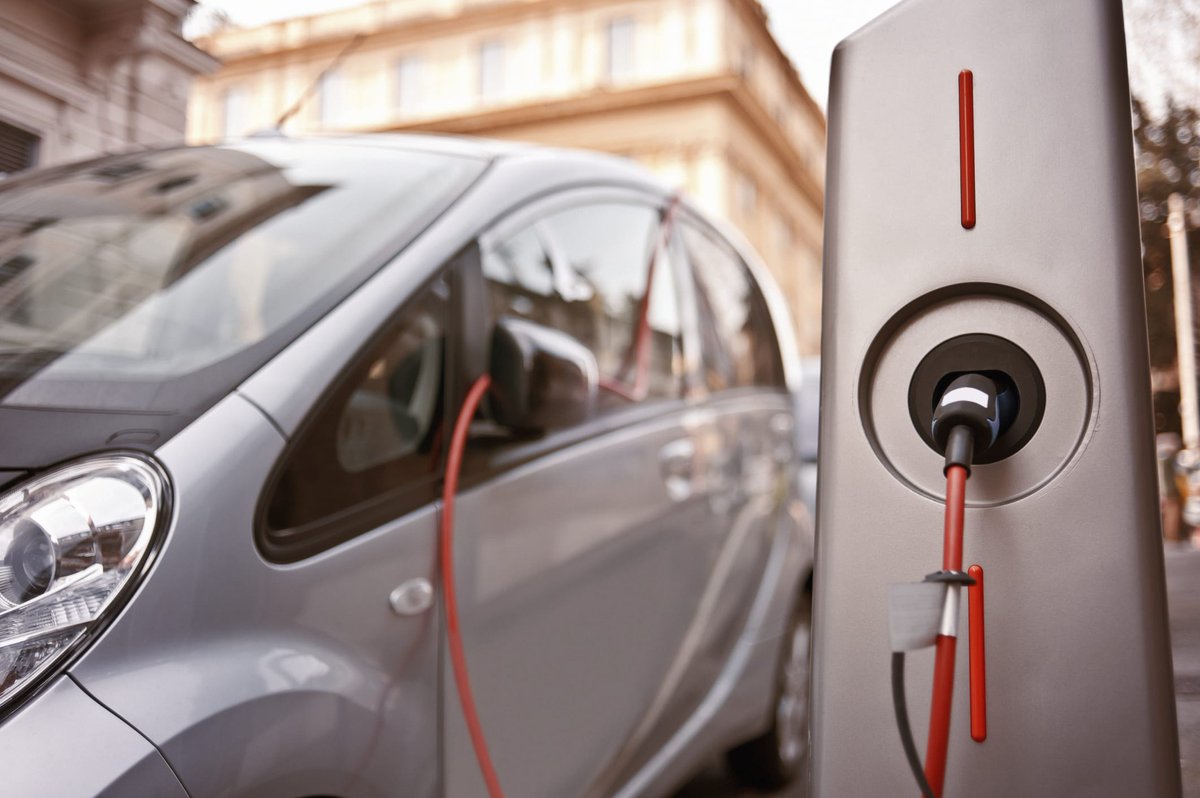 In Cina e California introdotta una quota obbligatoria di #autoelettriche per i costruttori, mentre in altri Paesi europei si investe sempre di più nel settore. L'Italia, invece, rimane il fanalino di coda. <a href="/GiaSilvestrini/">Gianni Silvestrini</a> ai microfoni di #6suradio1
bit.ly/2LiH0x8