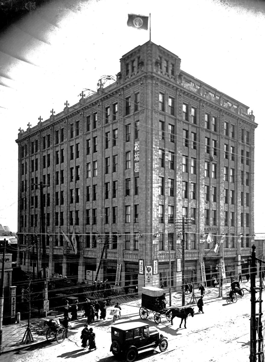 松坂屋名古屋店 これが契機となり百貨店の大衆化が急速に進んでいったということです 松坂屋の画期的で革新的なマインドは 銀座 店跡地にオープンした Ginza Six にも引き継がれ今も銀座のランドマークとして存在しております 松坂屋名古屋店 Ginzasix