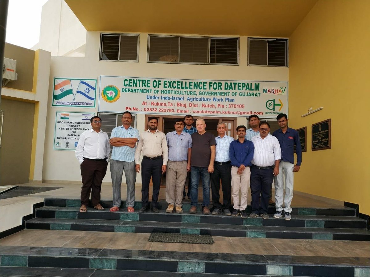 danielocarmon's tweet image. The #IIAP @MASHAVisrael #MIDH DATES  #CenterofExcellence in #Bhuj, #Gujarat inaugurated by @PMOIndia @narendramodi &amp;amp; @IsraeliPM @netanyahu last January hosted this week an Israeli #Agricultural expert -Haim Oren who covered various disciplines of date growing including #PHM