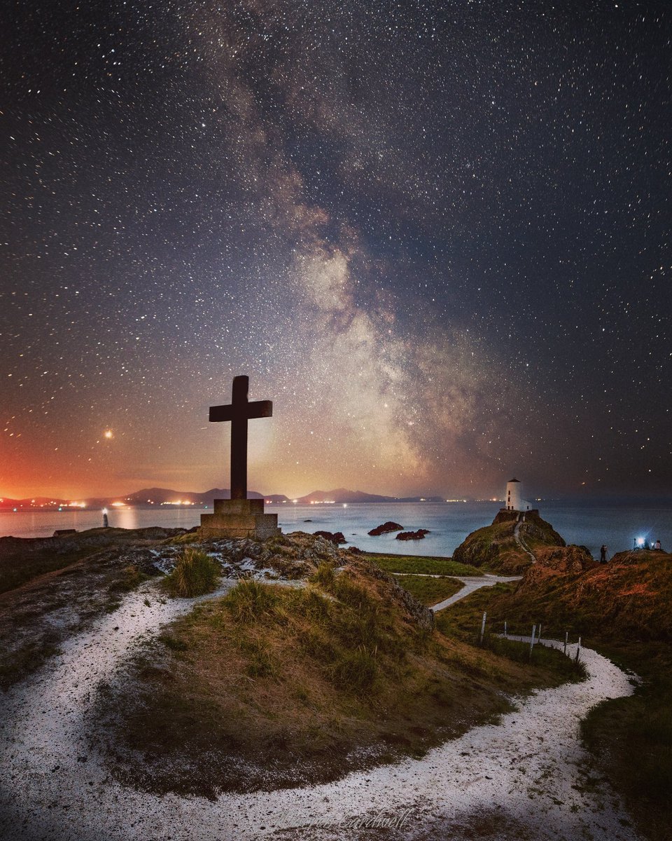 maiz_julio's tweet photo. Milky Way over #Llanddwin,#Anglessey (UK).Photos by @CardwellWarren #MilkyWay #Nightsky https://t.co/HyiD4VCEPI