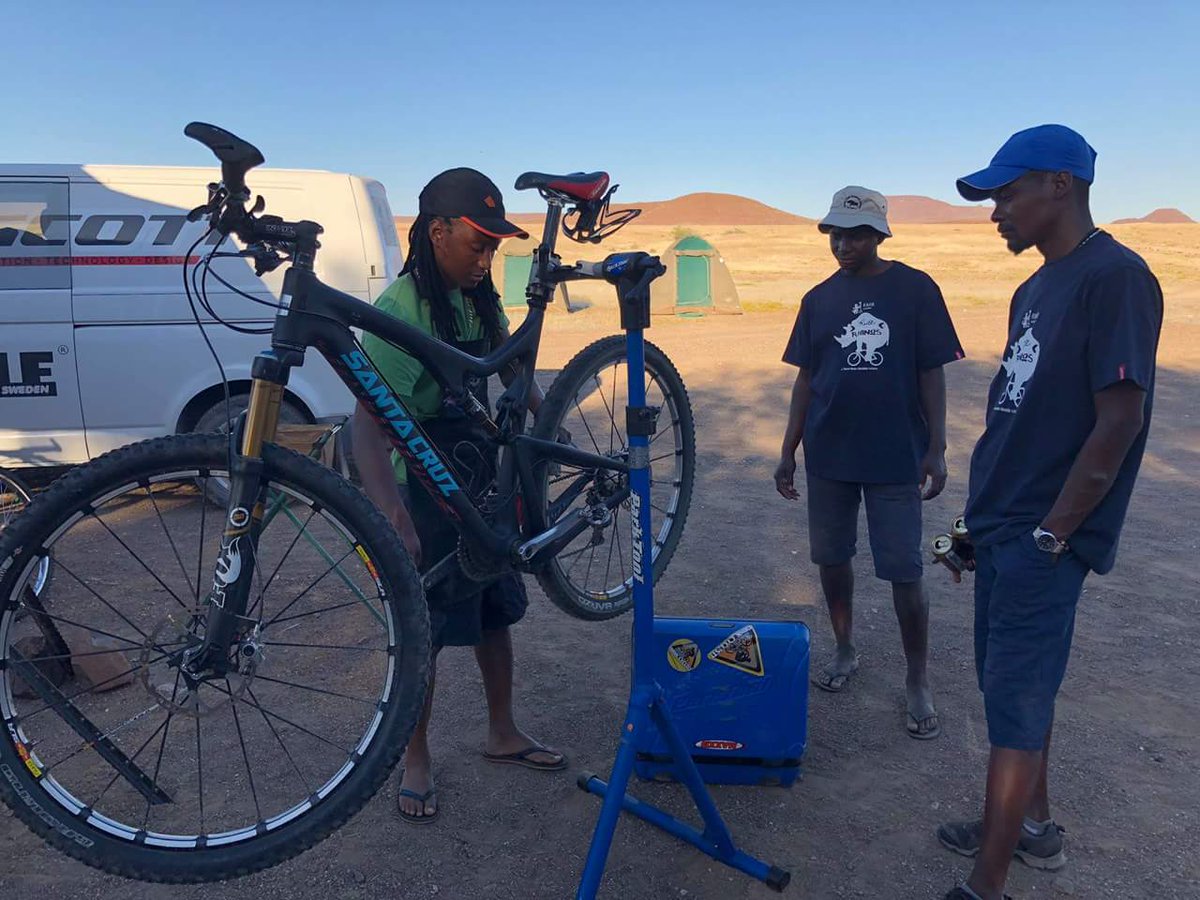 ridethegap's tweet photo. Martin the Mechanic doing his thing👌🏿... #rideforrhinos #cymot #ridethegap #damaraland #marithedreadman https://t.co/bee4E7CkcG