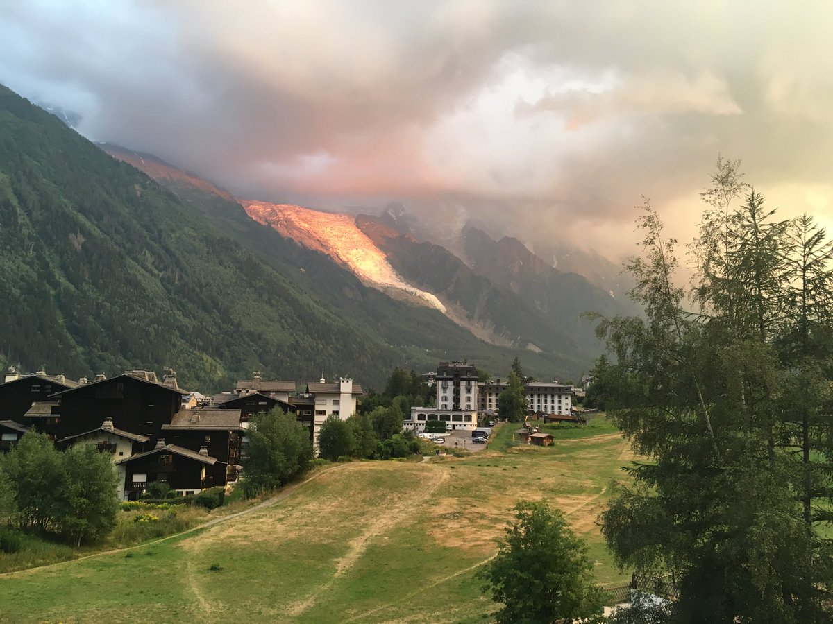 The most amazing sun set highlighting the Bossons Glacier during a storm 😘<a href="/InghamsSummer/">Inghams Summer</a> @Chamonix_France <a href="/sprayway_UK/">Sprayway</a> <a href="/BridgedaleSocks/">Bridgedale</a> #todaywe #adventures