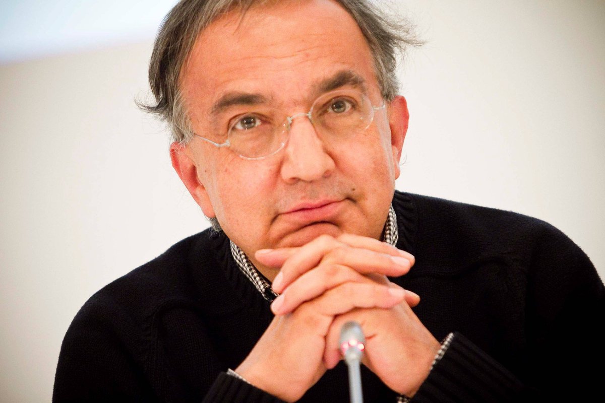 repubblica's tweet photo. "Siate come i giardinieri: investite le vostre energie in modo che qualsiasi cosa facciate duri una vita intera e anche di più". Il consiglio di Sergio #Marchionne dato agli studenti durante una lezione all'università
https://t.co/gsGN36UOJM https://t.co/NnucA5mhD3