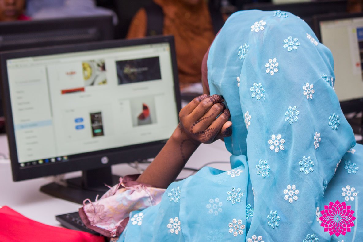WomanDigital's tweet image. Trainees setting up their new websites with the support of @eldee001 
#africanexcellence #wearedaw

#TrainedByDAW #ClickonKaduna @KadHub @KDMobp #selfawareness  @GovKaduna #Training #DigitalAfricanWoman
@K_hadi8  @CMChileshe @Dattijo