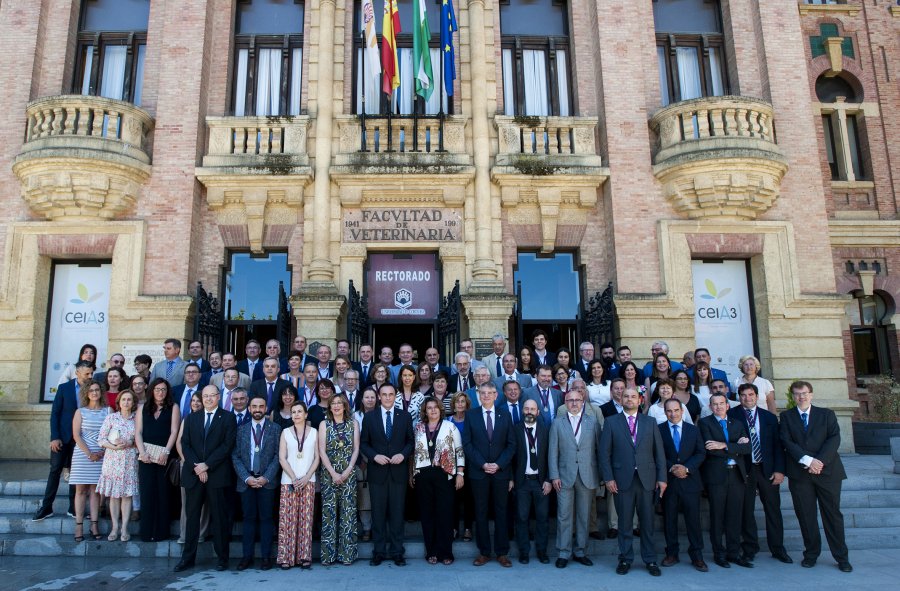 apsicologicauco's tweet photo. Ayer tuvo lugar la toma de posesión de cargos académicos de la Universidad de Córdoba. En la UNAP tomó posesión como Director Don Fransico J. Alós Cívico y en la UNEI tomó posesión como Directora Doña Mª Carmen Cruz Torres. 
¡Enhorabuena a todos/as! https://t.co/QgcKv5eV1D