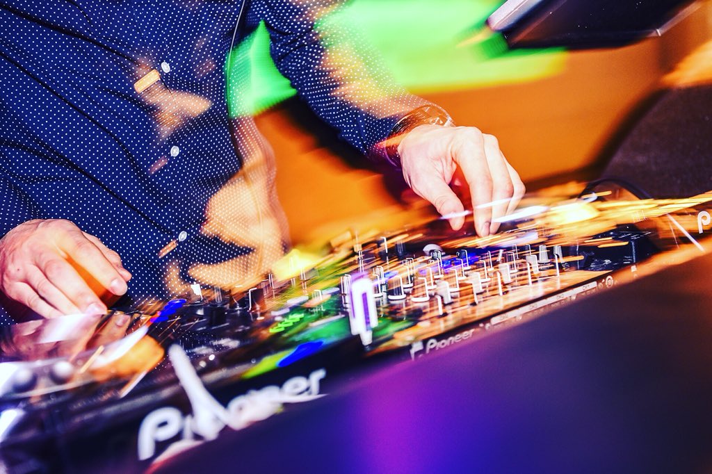 #GetWIld &amp; #BeYourself
Come and join us <a href="/FEI/">Fei</a>
VODAKA BUY 1 GET 1 FREE and FREE SHOT BY THE HOUR only tonight!

#whotels #wguangzhou #wednesdayspecial