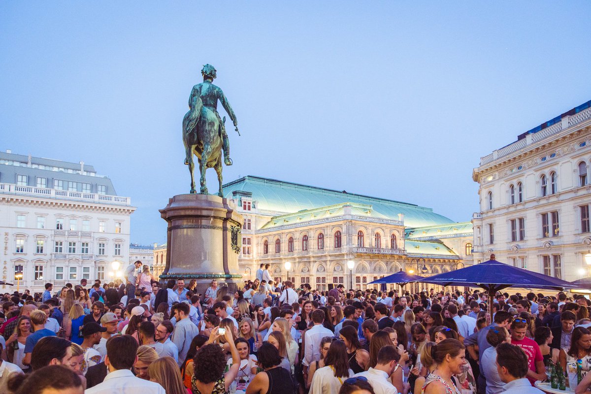 AlbertinaMuseum's tweet photo. Yay, the weather is finally on our side today! 🎉👐  Join us from 6 PM today for some chilled drinks, DJ tunes &amp; guided tours at #AlbertUndTina! Find more info here: https://t.co/PYw2WgT5pi 
📷 Richard Luerzer https://t.co/K7DvH7aYXU