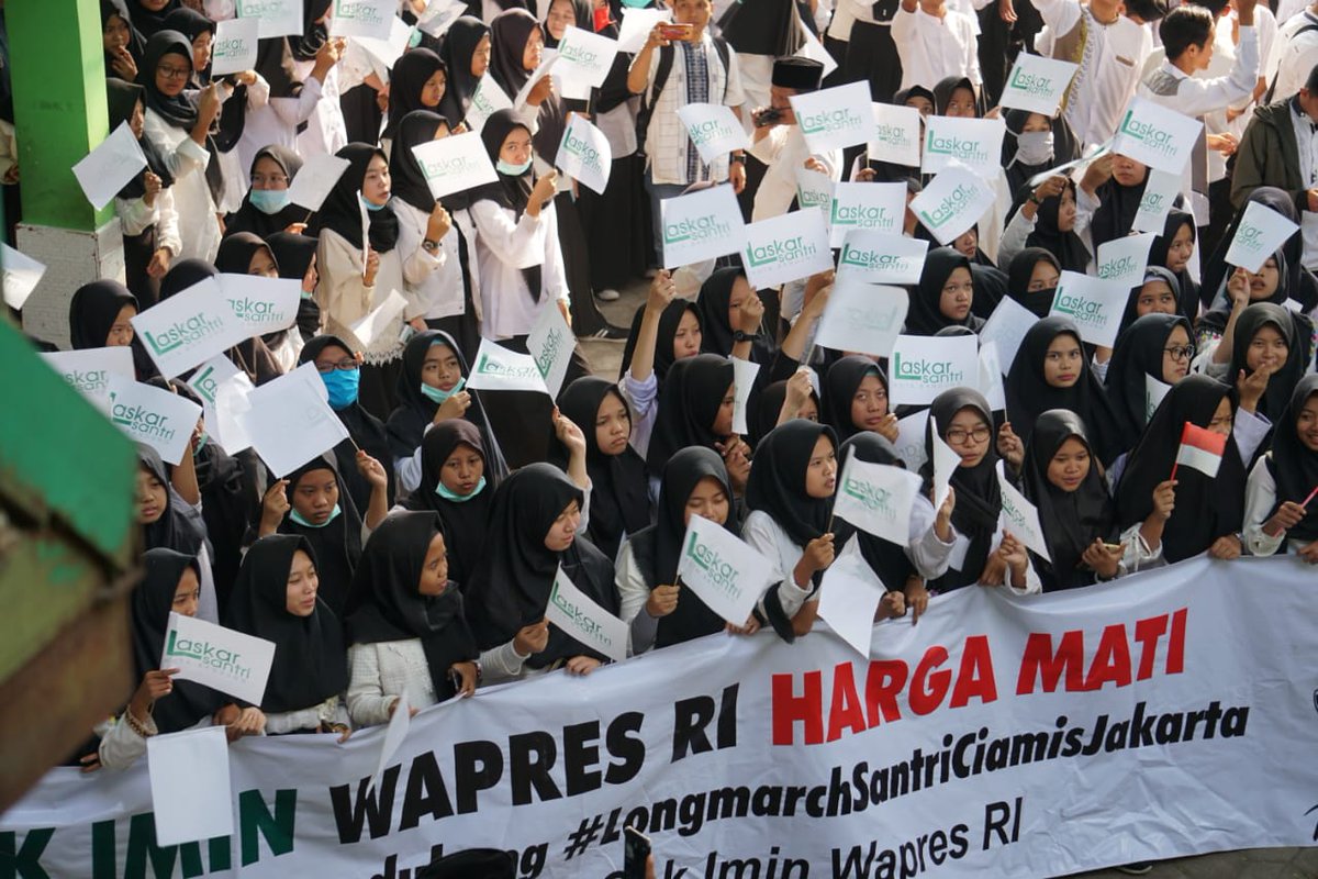 ombihariwibowo's tweet photo. Resimen Santri dan Ribuan Santri Ponpes Sirna Miskin Bandung menyambut dan mengantarkan Mujahid Aksi #LongmarchSantriCiamisJakarta menuju Cimahi diiringi dengan Drum Band untuk perjuangan #CakIminWapresHargaMati
#JOIN2019 

@jokowi 
@cakimiNOW 
@KangSyaifulHuda
@Join_Bekasi https://t.co/jPbhKL13I0