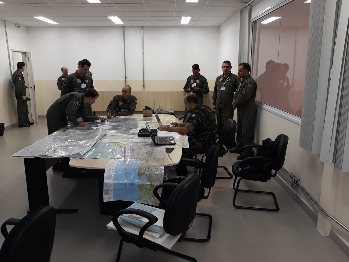 PauloBomfim14's tweet photo. 1º BAVEX, com o apoio de pilotos do 3º e 4º BAVEX, participa da Op Trovão, exercício de simulação virtual e construtiva da Aviação do Exército, na divisão de simulação do CIAVEX #1BAVEX #3BAVEX #4BAVEX #CIAVEX #AvEx https://t.co/7kwGjQKzIA