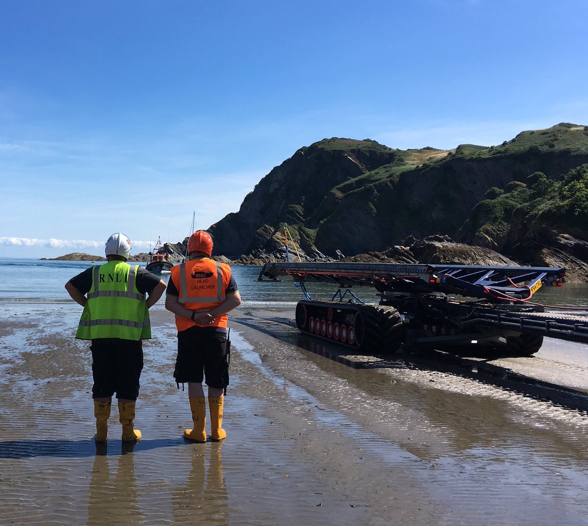 LuceTucker's tweet photo. Lovely day for a beach recovery!! @IlfracombeRNLI @rnli #ilfracombe #outonashout #lifeboats #shannon #alb https://t.co/8yKazWL5VZ
