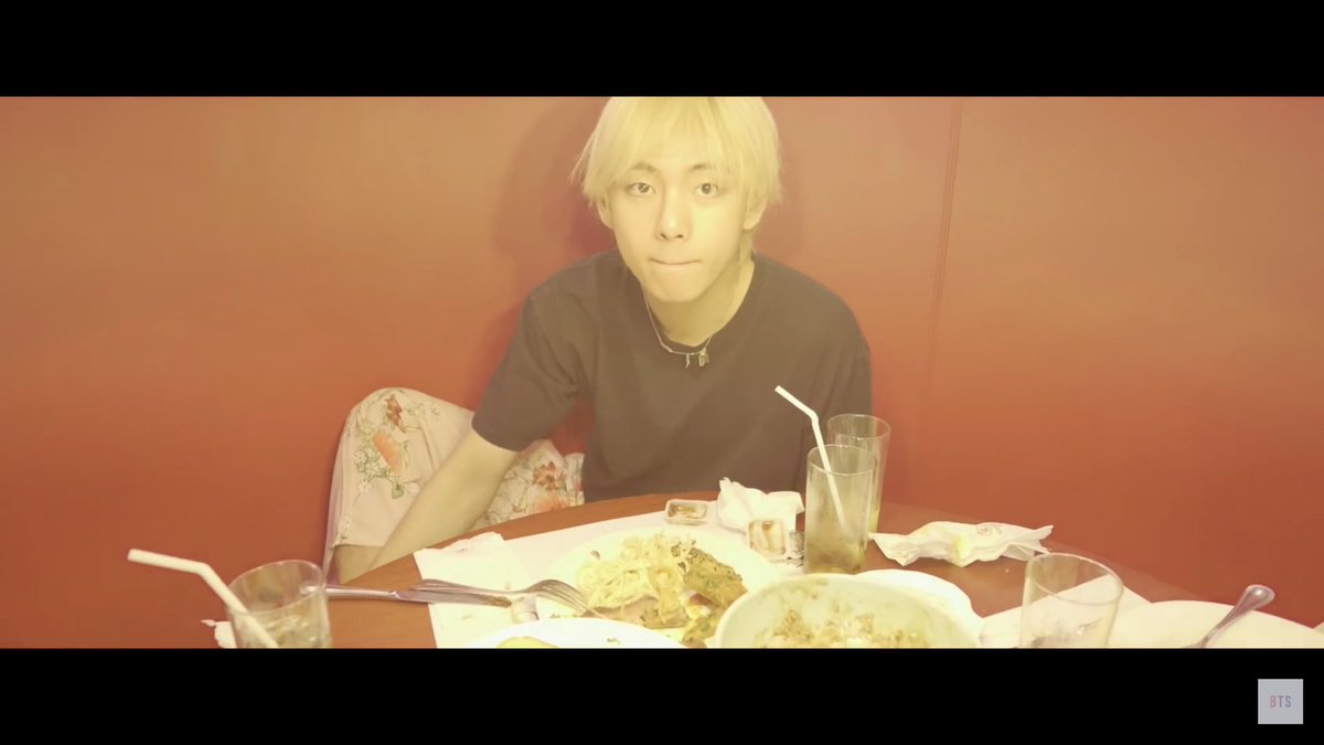 Taaae___ssss's tweet photo. かっこいいなにこの子
始まりパジャマなあたりやっぱキムテやし好きやしギューしたい https://t.co/IVVfUNKyVP