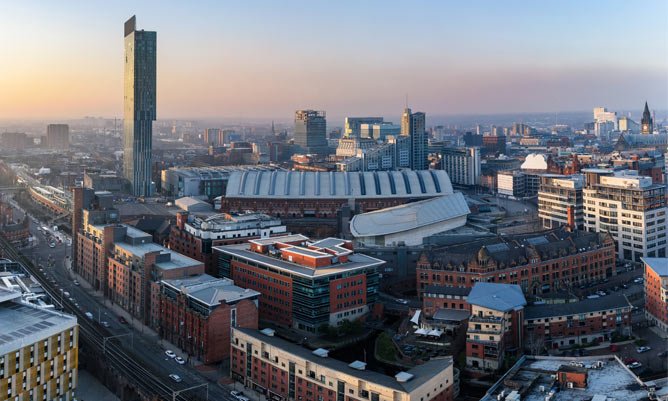 AllianceMBS's tweet photo. Why is Manchester so popular with international students? We asked five international #masters students for their reasons why. What else would you add to the list? https://t.co/EGyBpfL4zw https://t.co/KdEBued3TJ