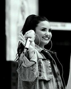 DaarkParadise23's tweet photo. #YouAreNotAloneDemi no he podido dormir ni en toda la noche. Sufro de insomnio.Pero por lo general a esta hora estoy recién durmiendome.Pero ¡No puedo! Tengo miedo. No quiero que le suceda nada,Nada peor a lo que está pasando.Esto es horrible, ojalá fuera una broma de mal gusto. https://t.co/30InEouJgS