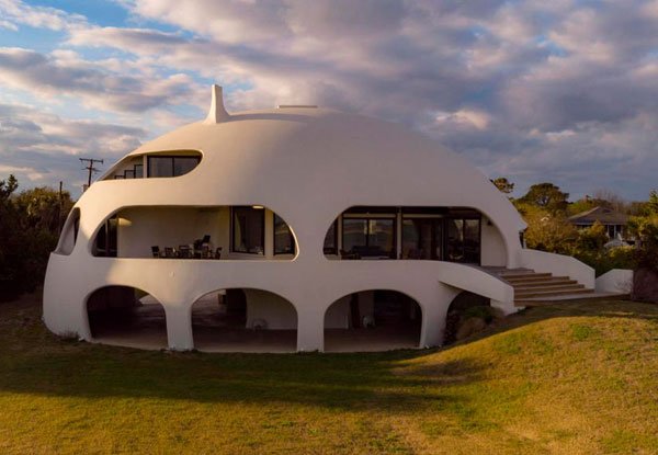 WowHauser's tweet image. Also known as the Star Wars House, the Eye Of The Storm modernist property on Sullivan’s Island, South Carolina, USA is now on the market and looking like quite remarkable. bit.ly/2NE0zg0