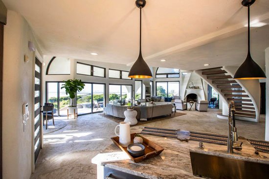 WowHauser's tweet image. Also known as the Star Wars House, the Eye Of The Storm modernist property on Sullivan’s Island, South Carolina, USA is now on the market and looking like quite remarkable. bit.ly/2NE0zg0