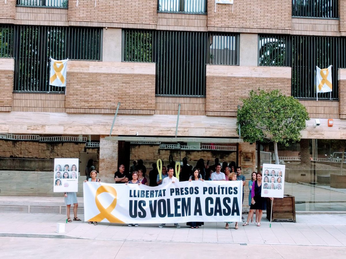 adic_arc's tweet photo. Mai renunciarem a cap via democràtica i pacífica per construir la #República! ✊🏻 #adicsenlluita #adicgencat #LlibertatPresesPolitiques #SomRepública #llibertat #catalonia #usvolemlliures #forafeixistes @AdicsEnLluita https://t.co/hJyRt2K4xd