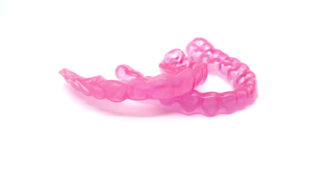 coverprotec's tweet image. Fèrula de retenció o placa #essix semirígida de color rosa com a complement a la retenció fixa.👇🏻
#LaboratoriDental #Ortodòncia #FèrulesOclusals