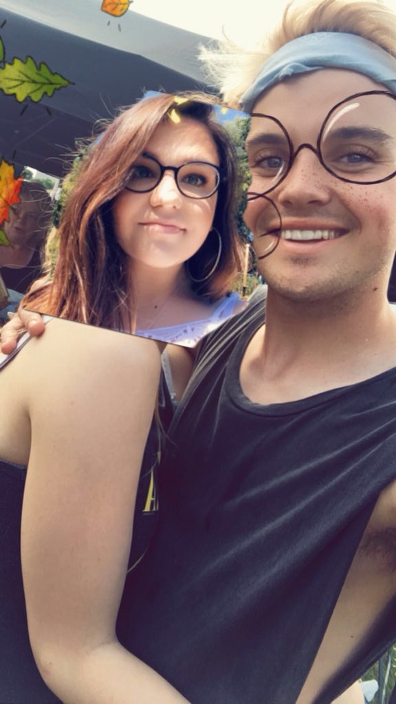 lightsupangell's tweet photo. ahhh look everyone’s least fave is jumping on the band wagon, i love chris, even though he’s the one in the band who has to deal with all my sarcastic comments. can’t wait to meet him in london :))
#WeAppreciateChris @chris_offshore https://t.co/gdGfsM923o