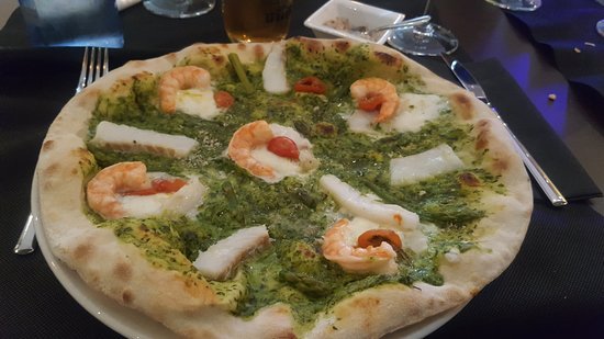 El top4 de nuestro #ranking de pizzas de #Asturias es la original #pizza de bacalao y langostinos, con espárragos trigueros, tomatitos confitados, mozzarella de búfala y salsa verde del restaurante El Padrino en #Gijon. Según nuestros usuarios es "espectacular". #Toptasting