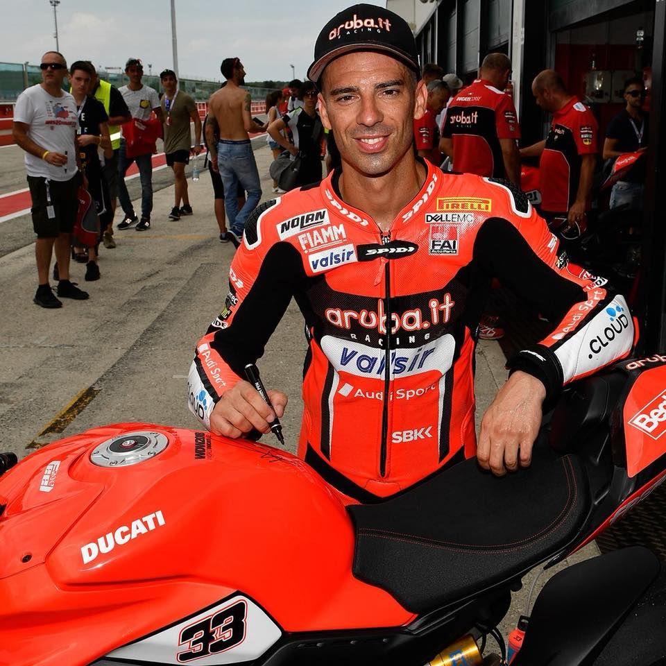 DucatiFrance's tweet photo. Le Panigale V4 S (livrée exclusive) que @MarcoMelandri33 a piloté durant la Race of Champions est maintenant mise aux enchères sur: https://t.co/5OZX0hkF0b
#Ducati #WorldDucatiWeek #WDW18 https://t.co/Zli61gu5HO