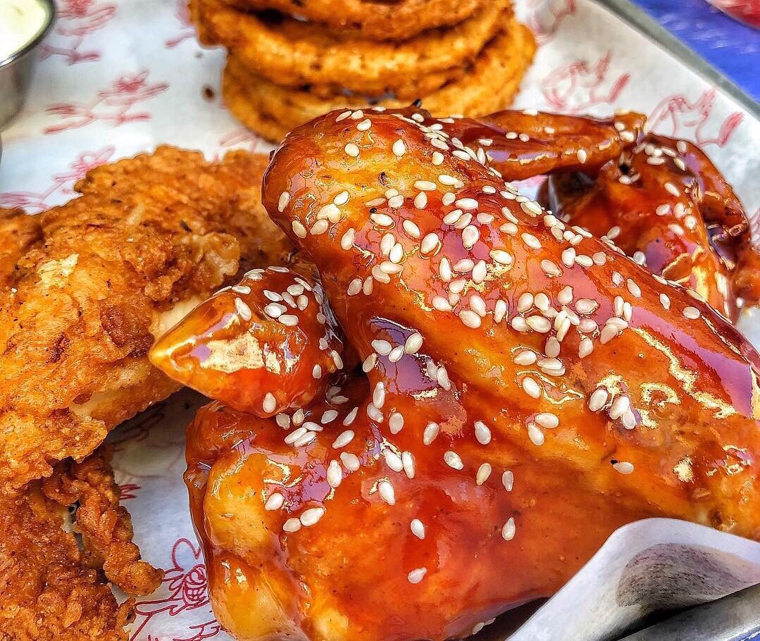 #WingWednesday who's loading up on Bottomless Wings tonight? 🍗😜