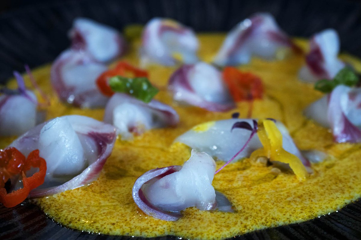 ¿Hora de comer? magia de <a href="/emerjoel/">joejoe</a> combinada a la perfección con nuestro 100% #chardonnay. 🐟 Este tiradito de lubina marida espectacular con #MaravidesChardonnay , un vino blanco fresco y afrutado.